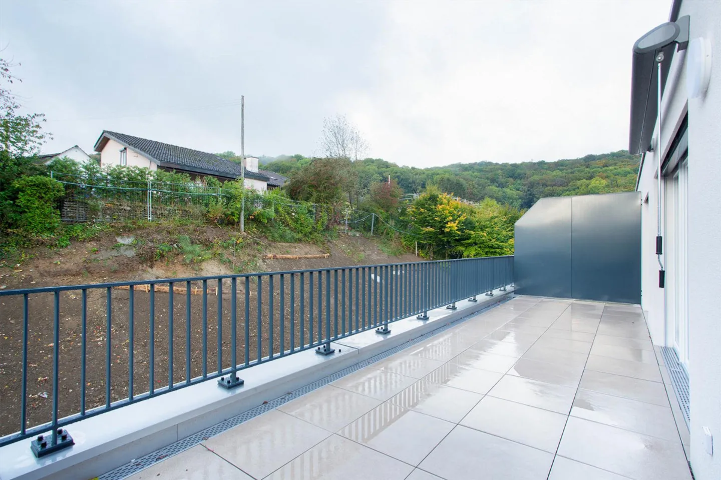 Top modern 2.5 room apartment in the green - Photo 3 of 9