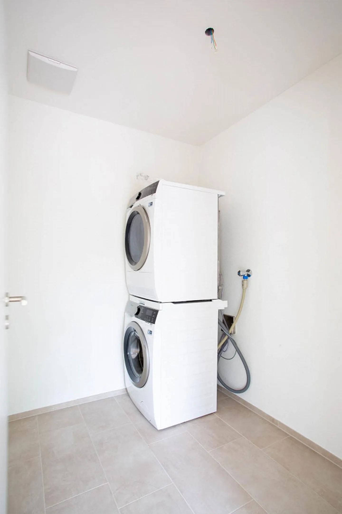 Top modern 2.5 room apartment in the green - Photo 8 of 9