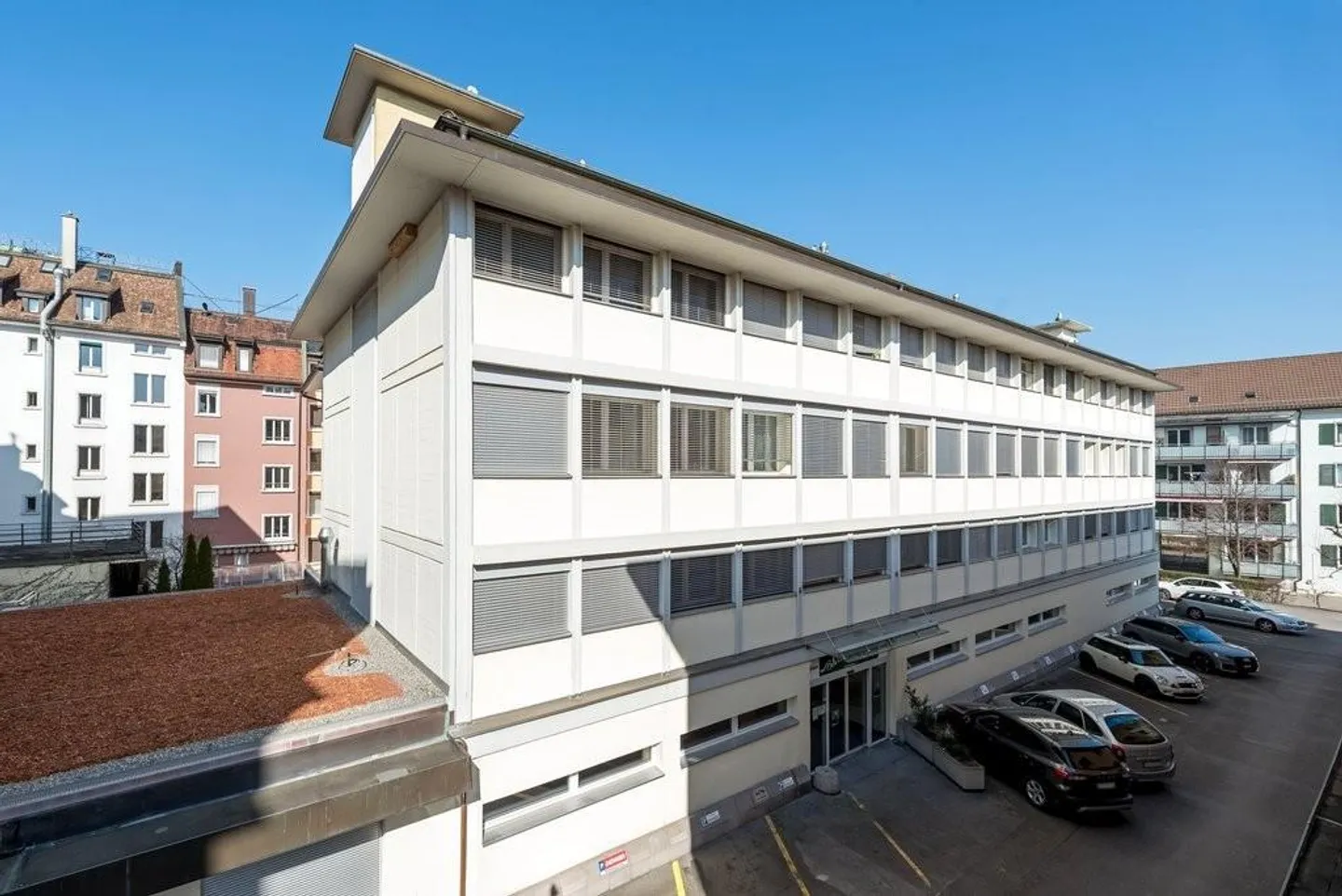 Place de parking dans la cour - Photo 1 sur 1