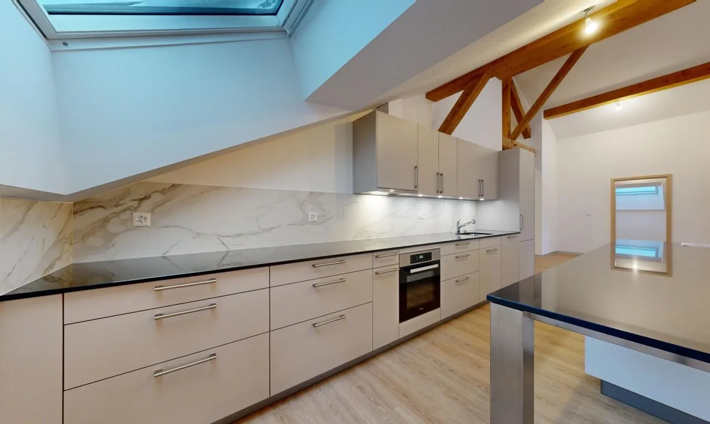 Stunning 5.5 room apartment in the attic facing south in a historic building! - Photo 5 of 13