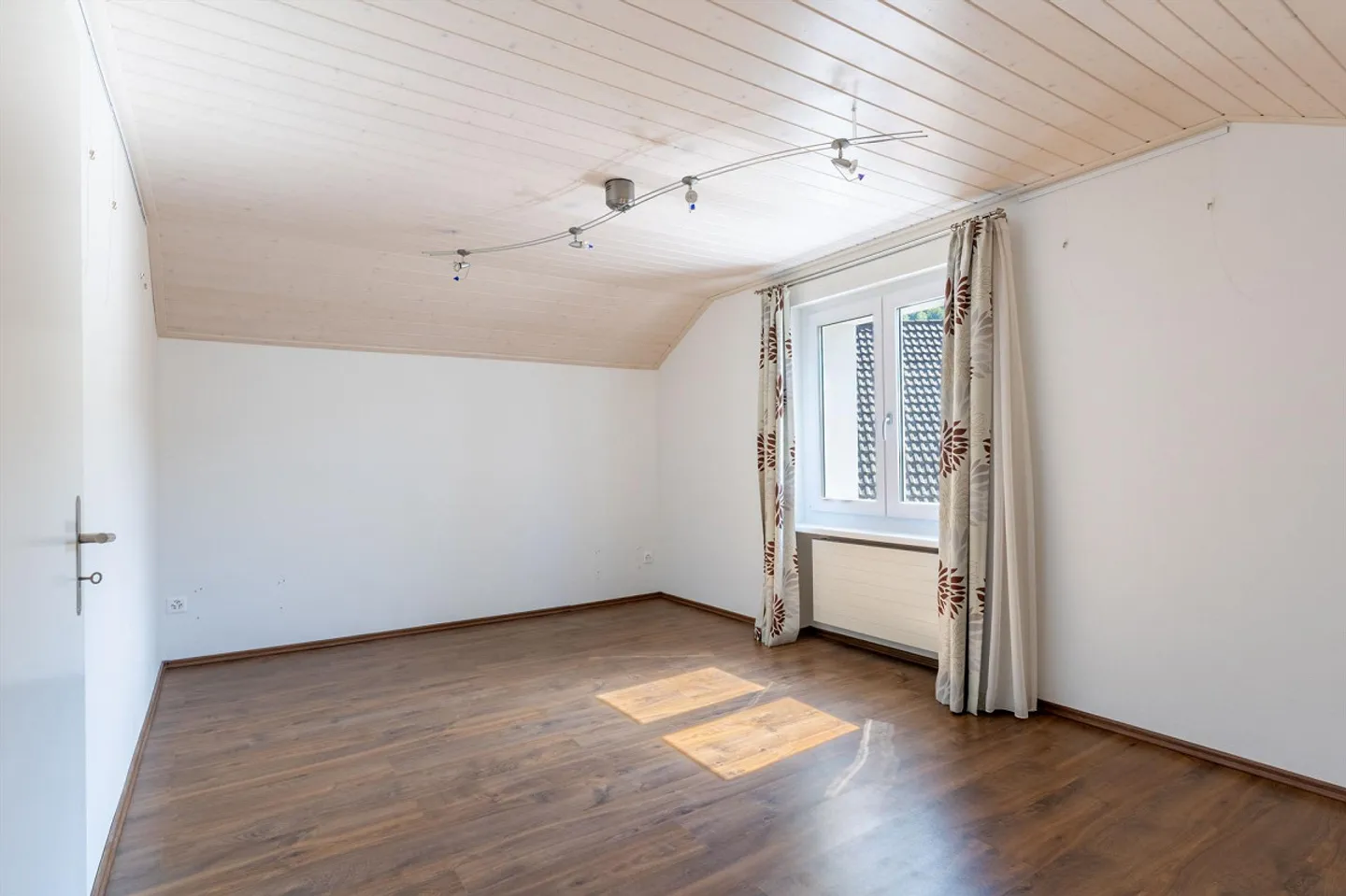 Charmantes Freistehendes Einfamilienhaus - Foto 9 von 17