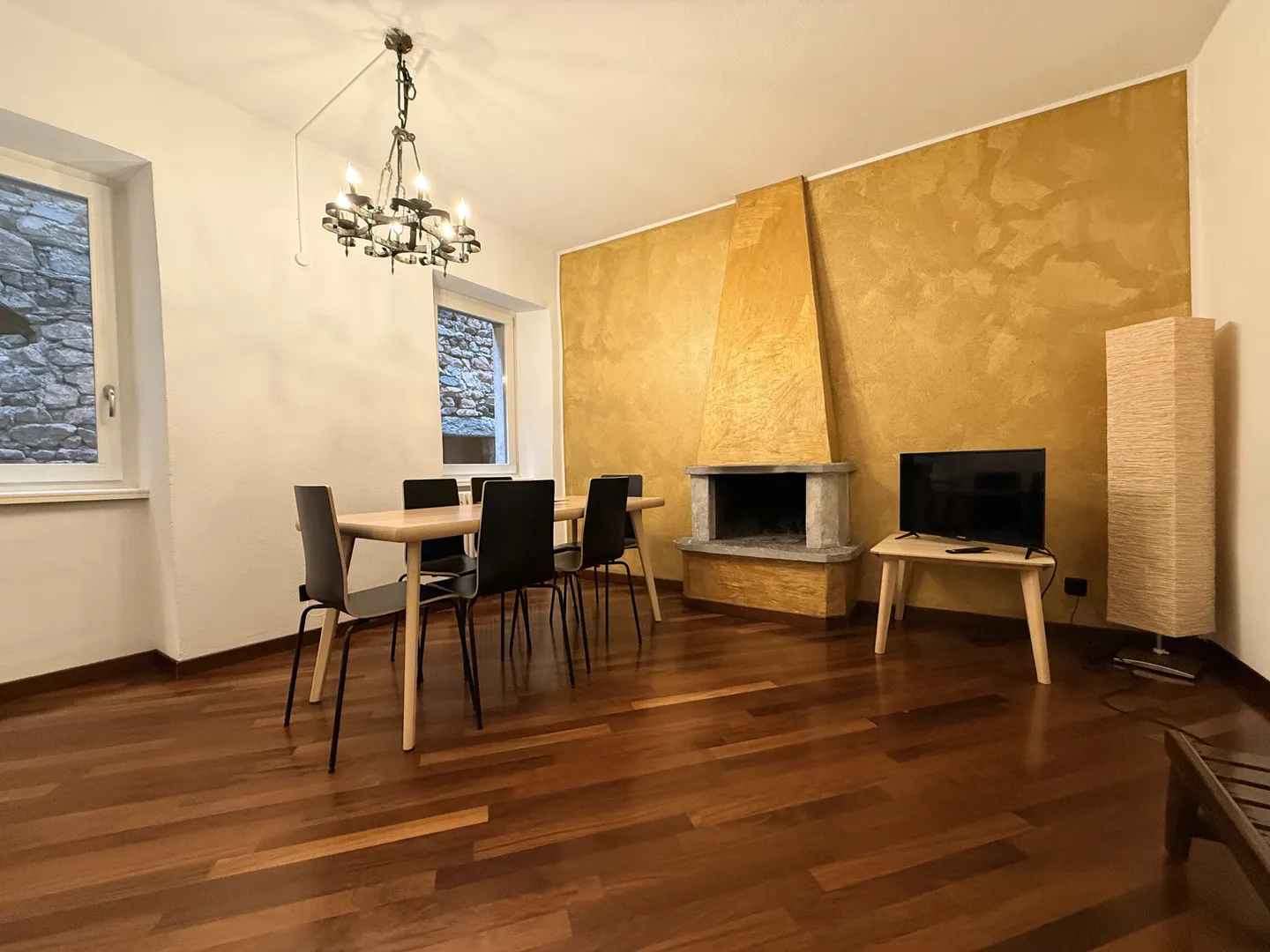 EXCLUSIVE 4-ROOM APARTMENT IN HISTORICAL PALACE IN MORCOTE - Photo 4 of 9