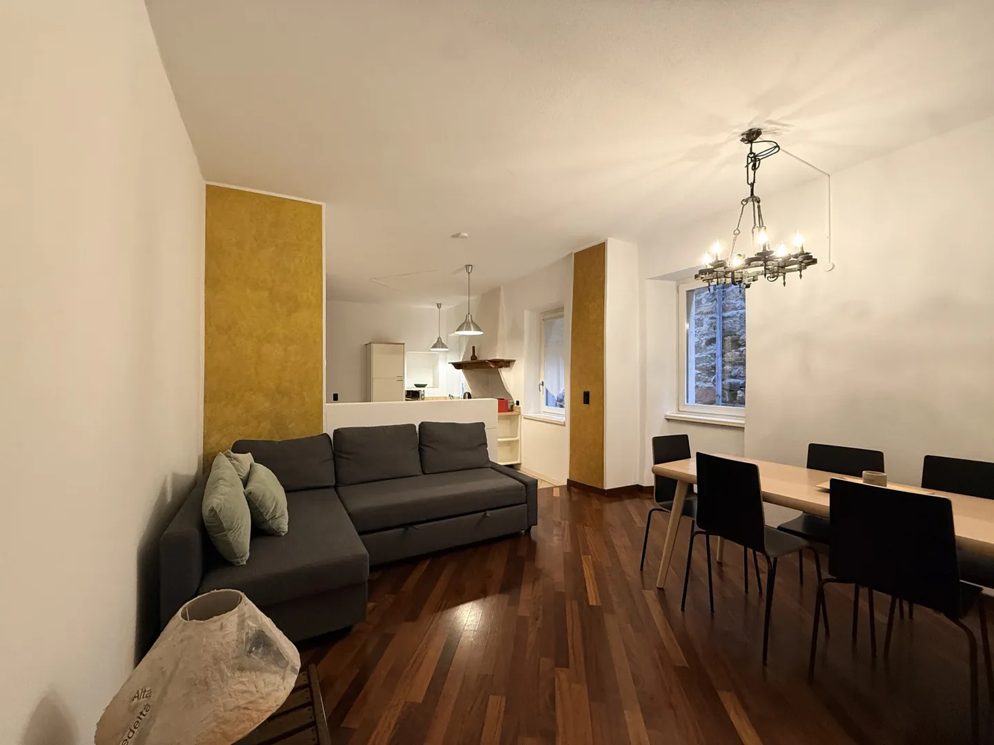 EXCLUSIVE 4-ROOM APARTMENT IN HISTORICAL PALACE IN MORCOTE - Photo 2 of 9