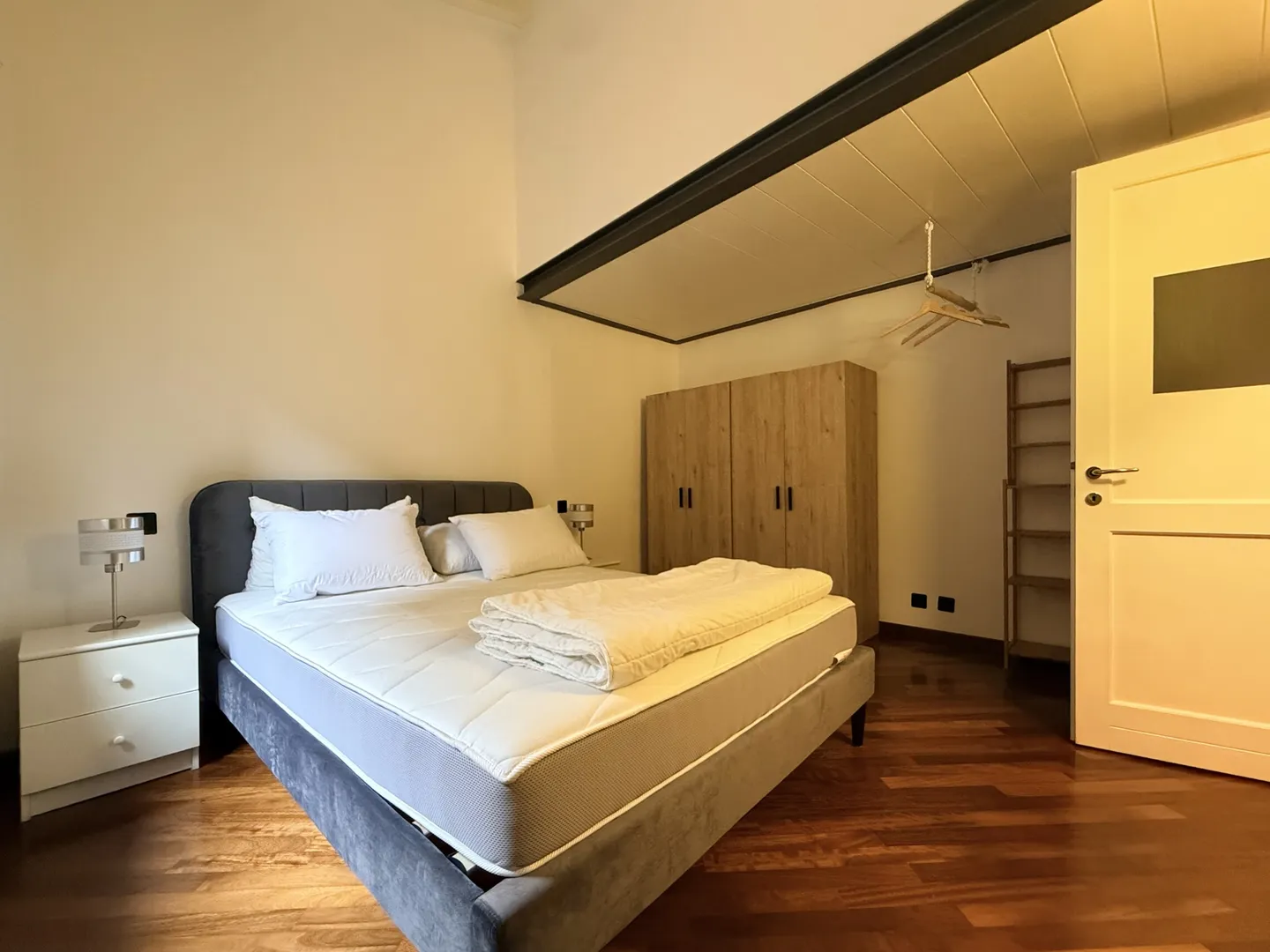 EXCLUSIVE 4-ROOM APARTMENT IN HISTORICAL PALACE IN MORCOTE - Photo 5 of 9
