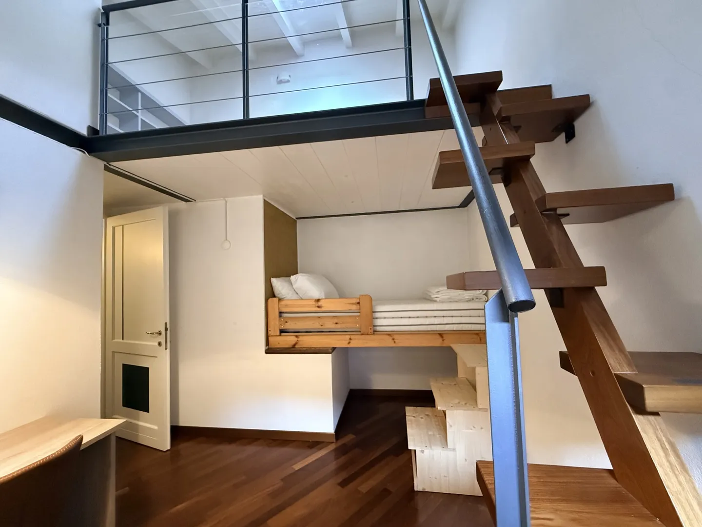 EXCLUSIVE 4-ROOM APARTMENT IN HISTORICAL PALACE IN MORCOTE - Photo 1 of 9