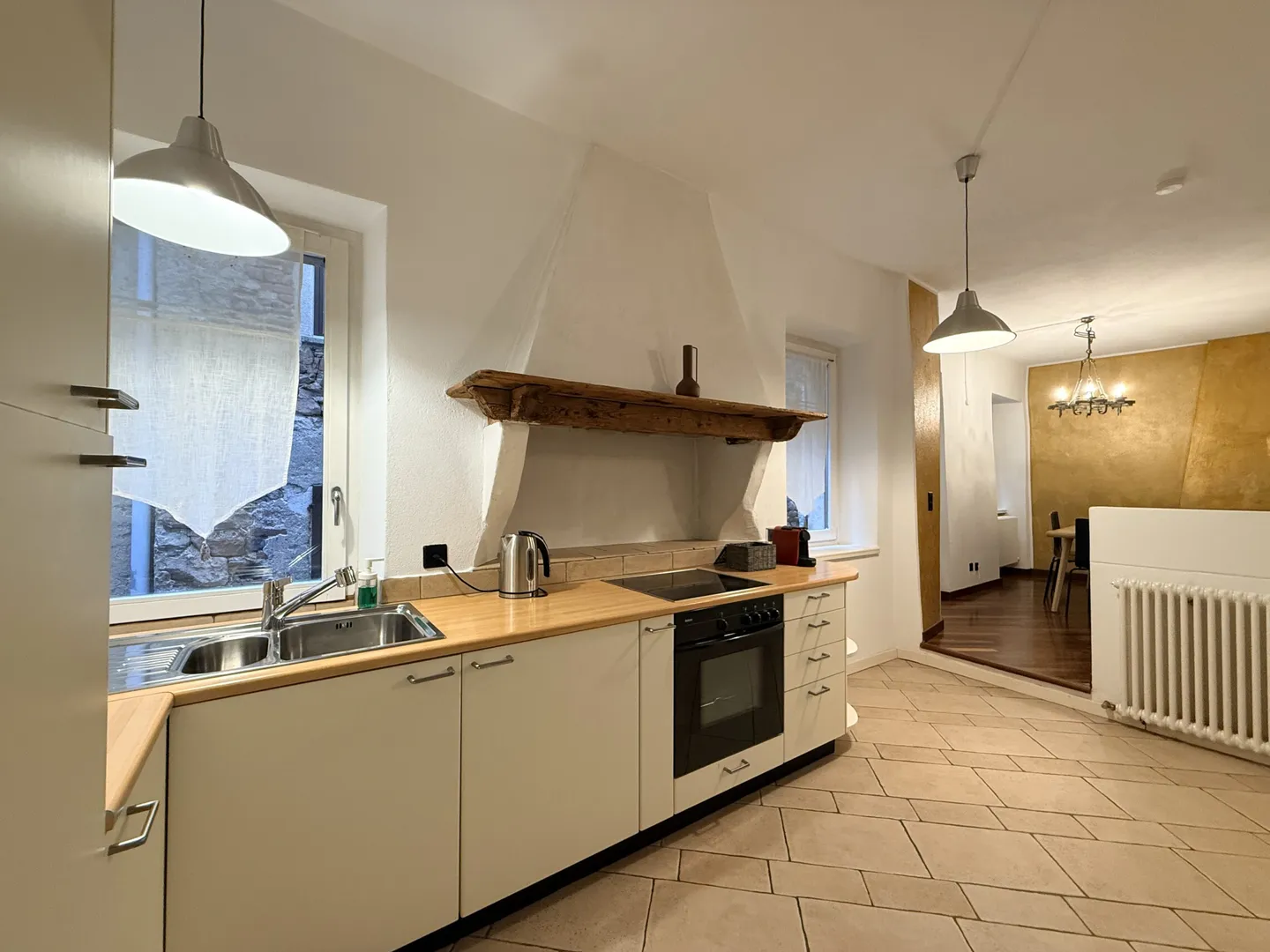 EXCLUSIVE 4-ROOM APARTMENT IN HISTORICAL PALACE IN MORCOTE - Photo 3 of 9