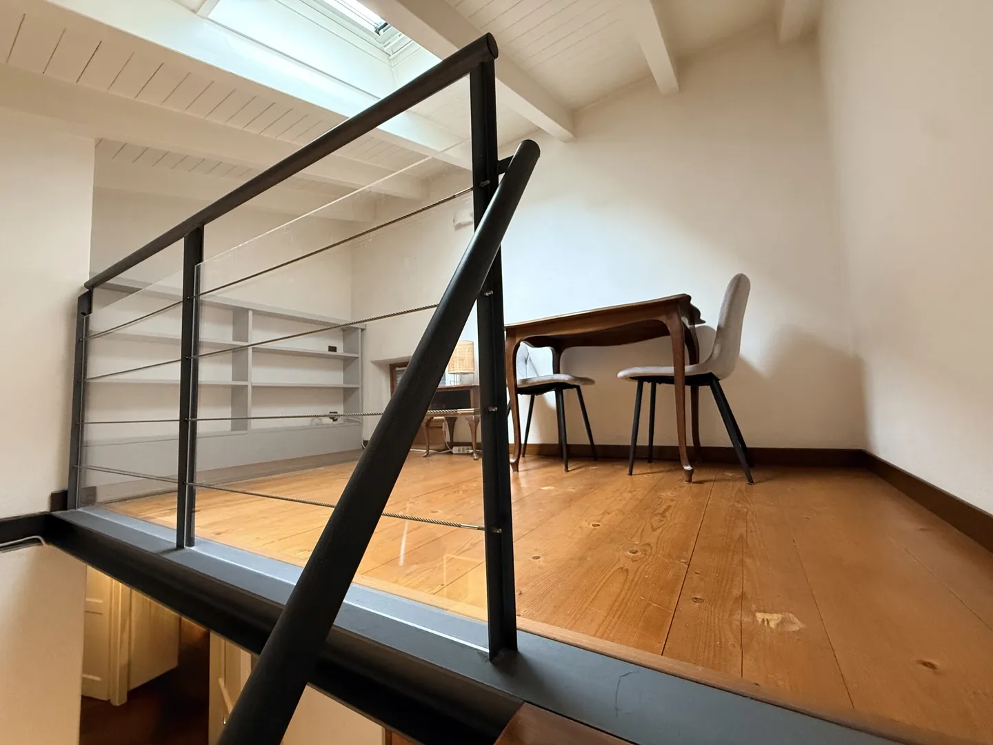 EXCLUSIVE 4-ROOM APARTMENT IN HISTORICAL PALACE IN MORCOTE - Photo 6 of 9