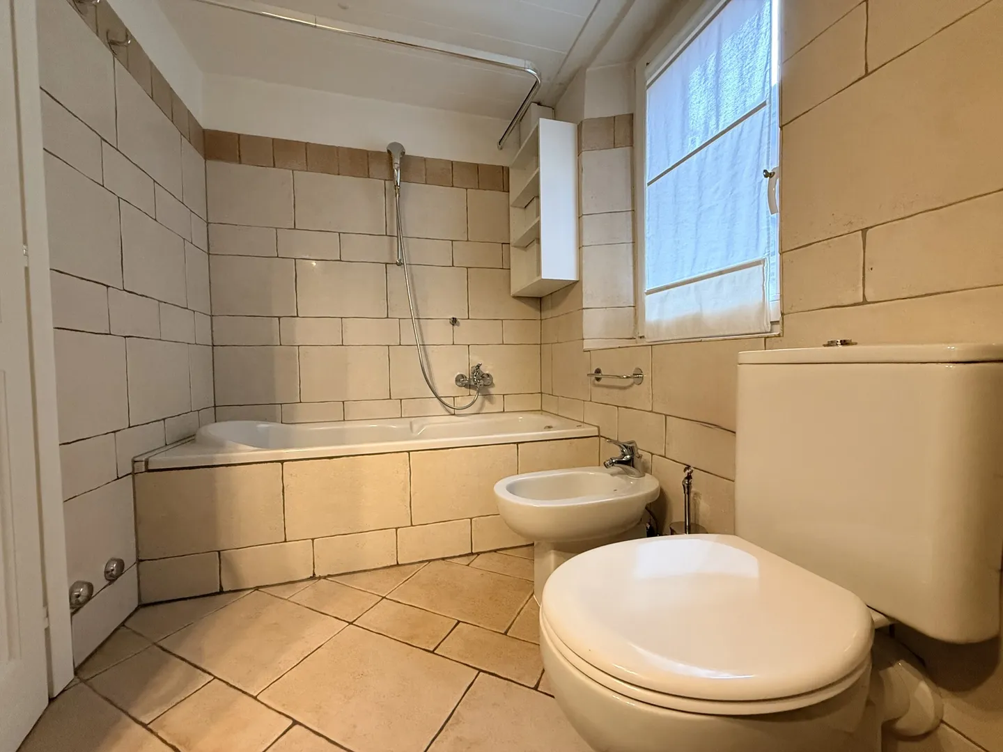 EXCLUSIVE 4-ROOM APARTMENT IN HISTORICAL PALACE IN MORCOTE - Photo 7 of 9
