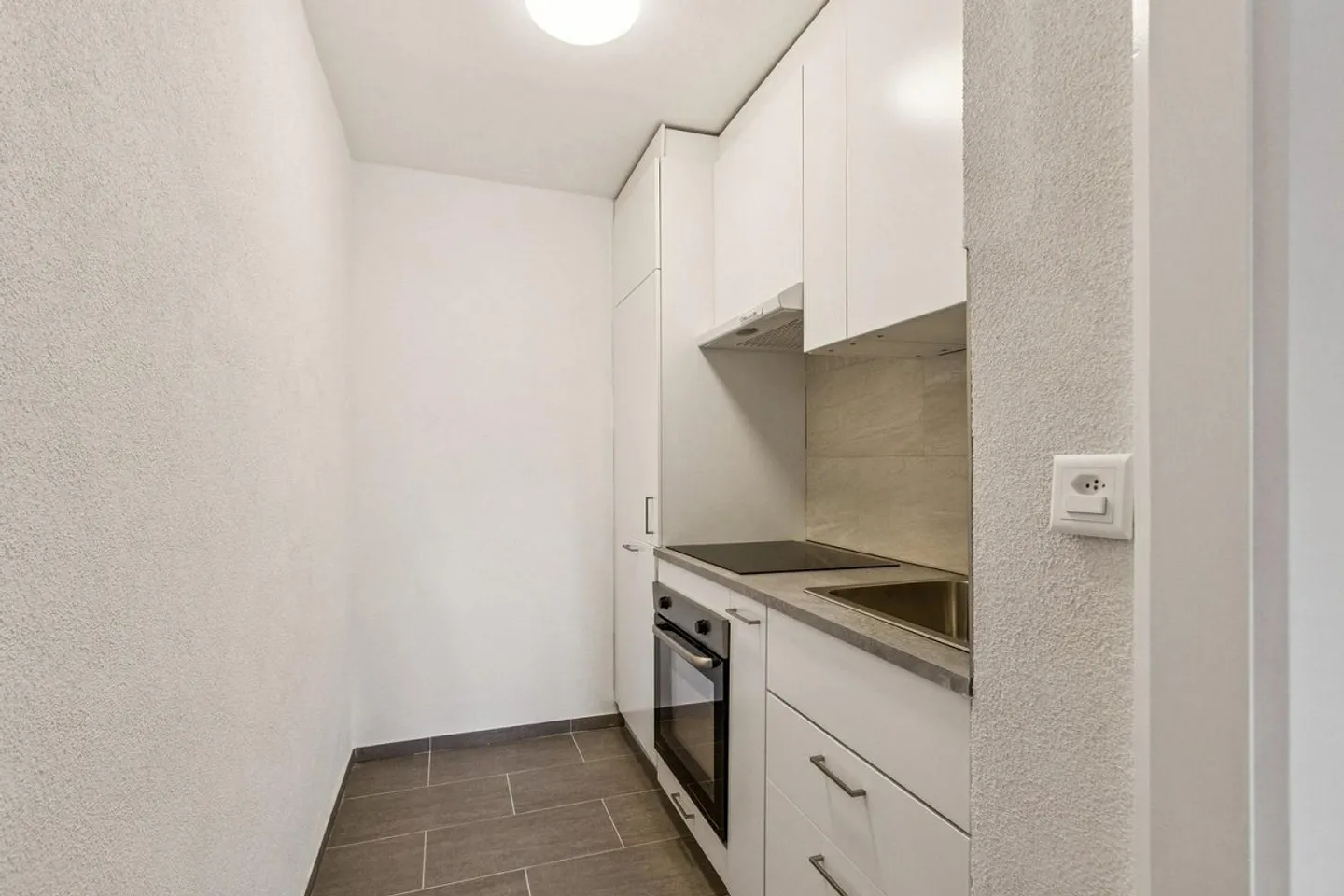 Appartamento bilocale al 1° piano, completamente ristrutturato, disponibile immediatamente - Foto 8 di 10