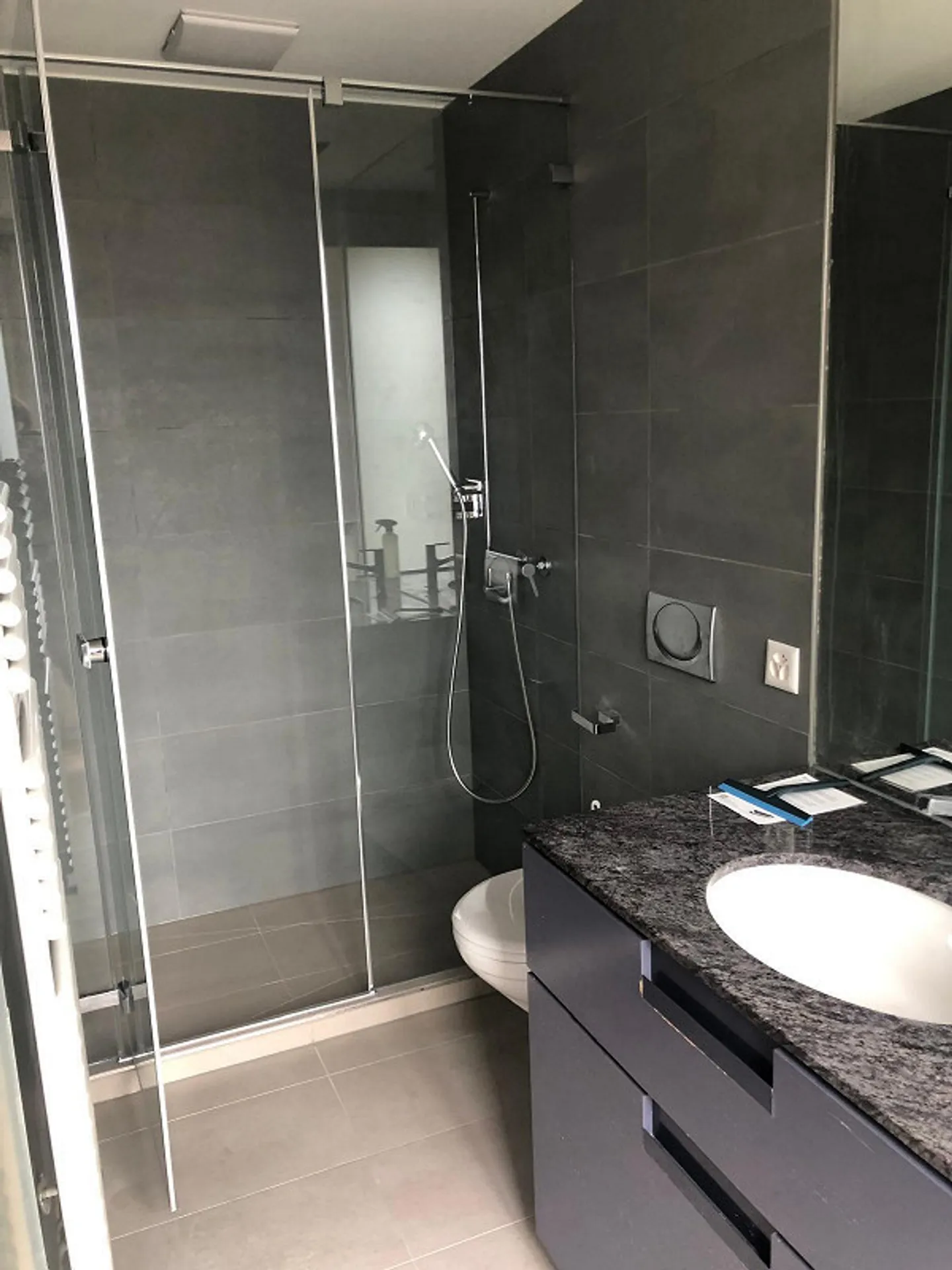 Sous-locataire Studio 35 m2 super emplacement Lucerne - Photo 2 sur 3