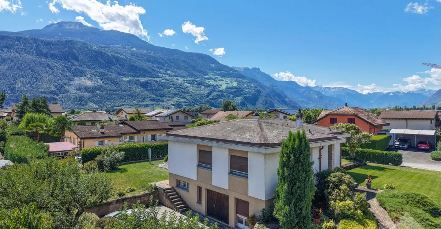 Incantevole villa di 6,5 locali con magnifico giardino, posizione ideale e tranquilla - Foto 1 di 13
