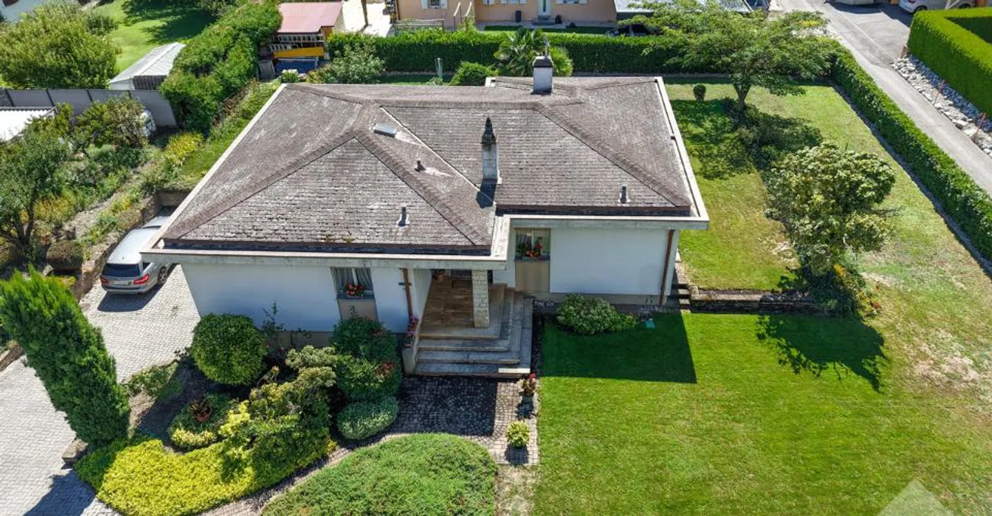Incantevole villa di 6,5 locali con magnifico giardino, posizione ideale e tranquilla - Foto 2 di 13