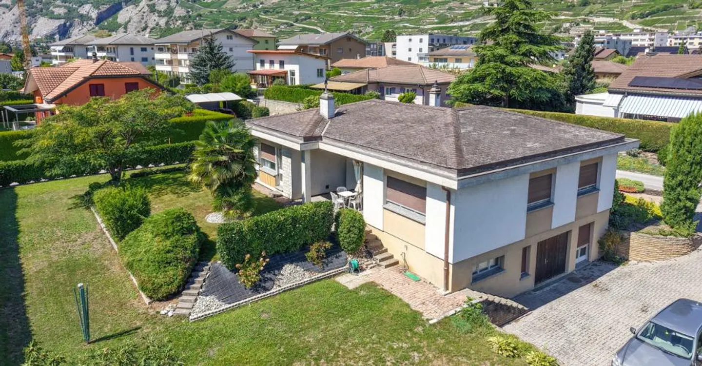 Incantevole villa di 6,5 locali con magnifico giardino, posizione ideale e tranquilla - Foto 3 di 13