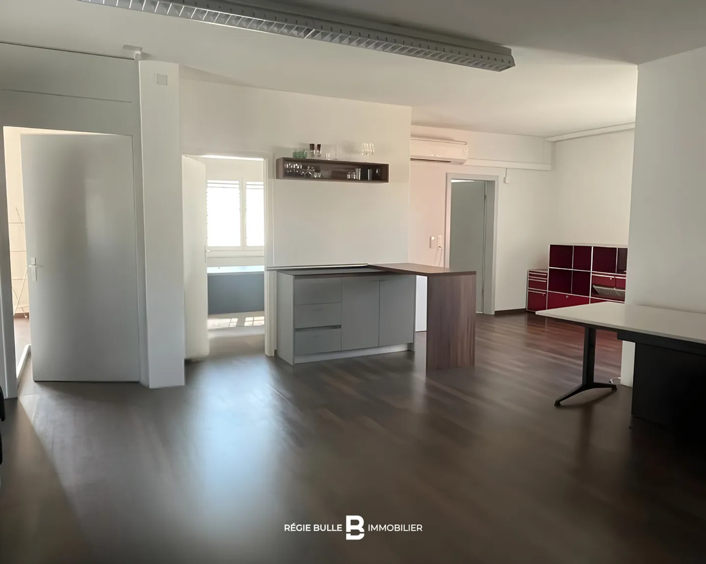 Espace Commercial Spacieux à Louer - Photo 3 sur 6