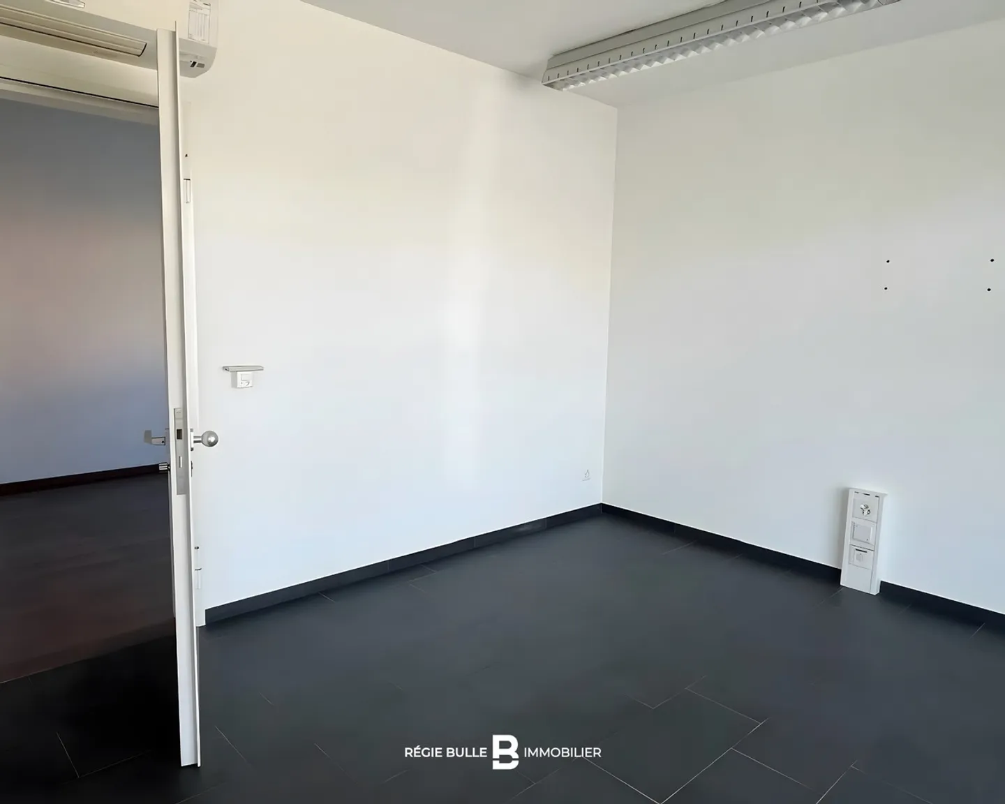 Espace Commercial Spacieux à Louer - Photo 6 sur 6