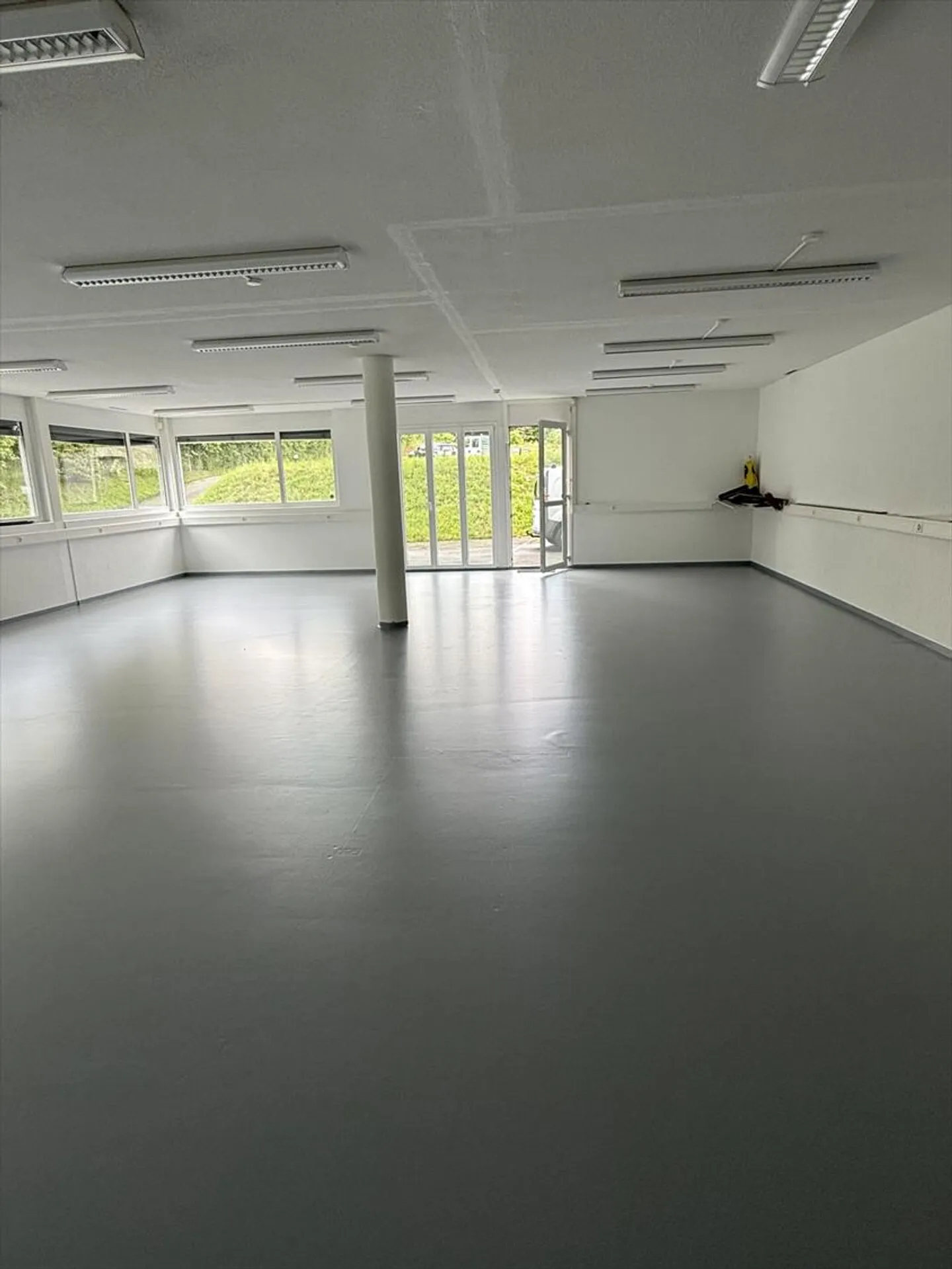 Verkaufsfläche zur Miete in Eysins - Foto 3 von 7