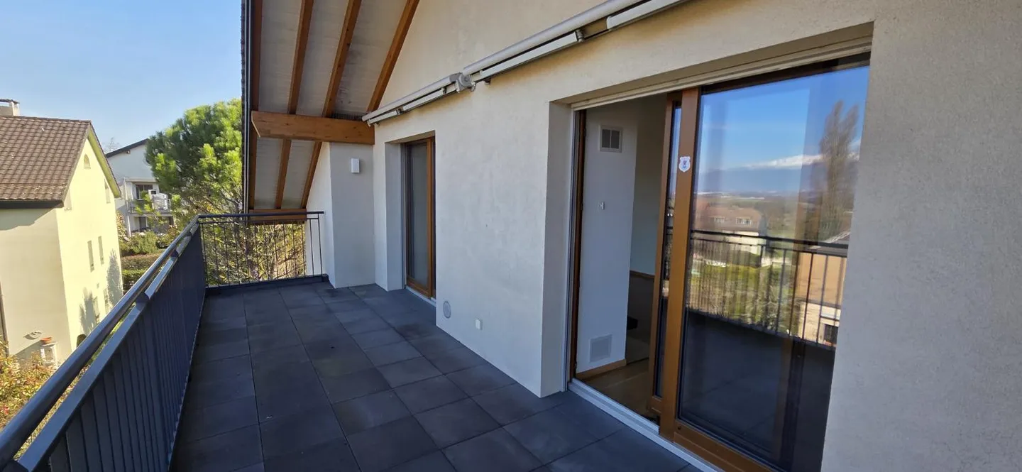 Superb and unique duplex apartment in the attic in Bernex - Photo 2 of 17