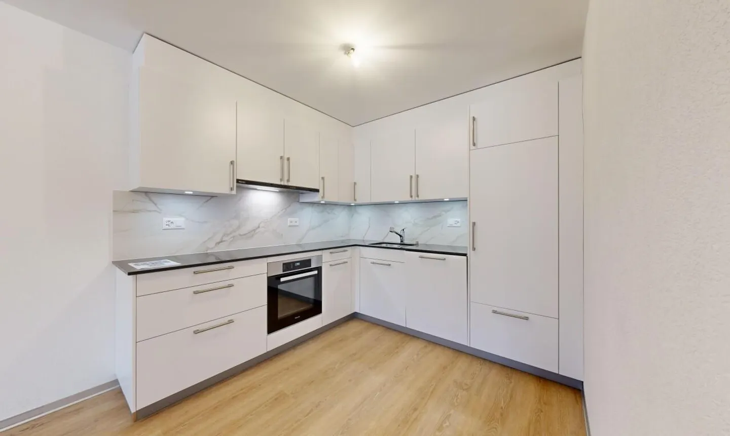 Superb 3.5-room apartment facing southwest in a historic building - Photo 3 of 13