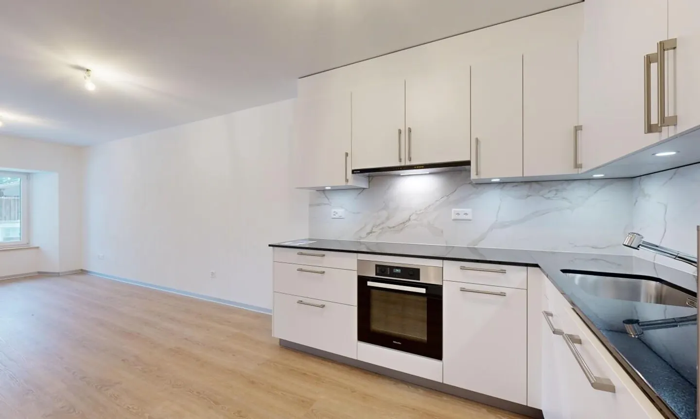 Superb 3.5-room apartment facing southwest in a historic building - Photo 4 of 13
