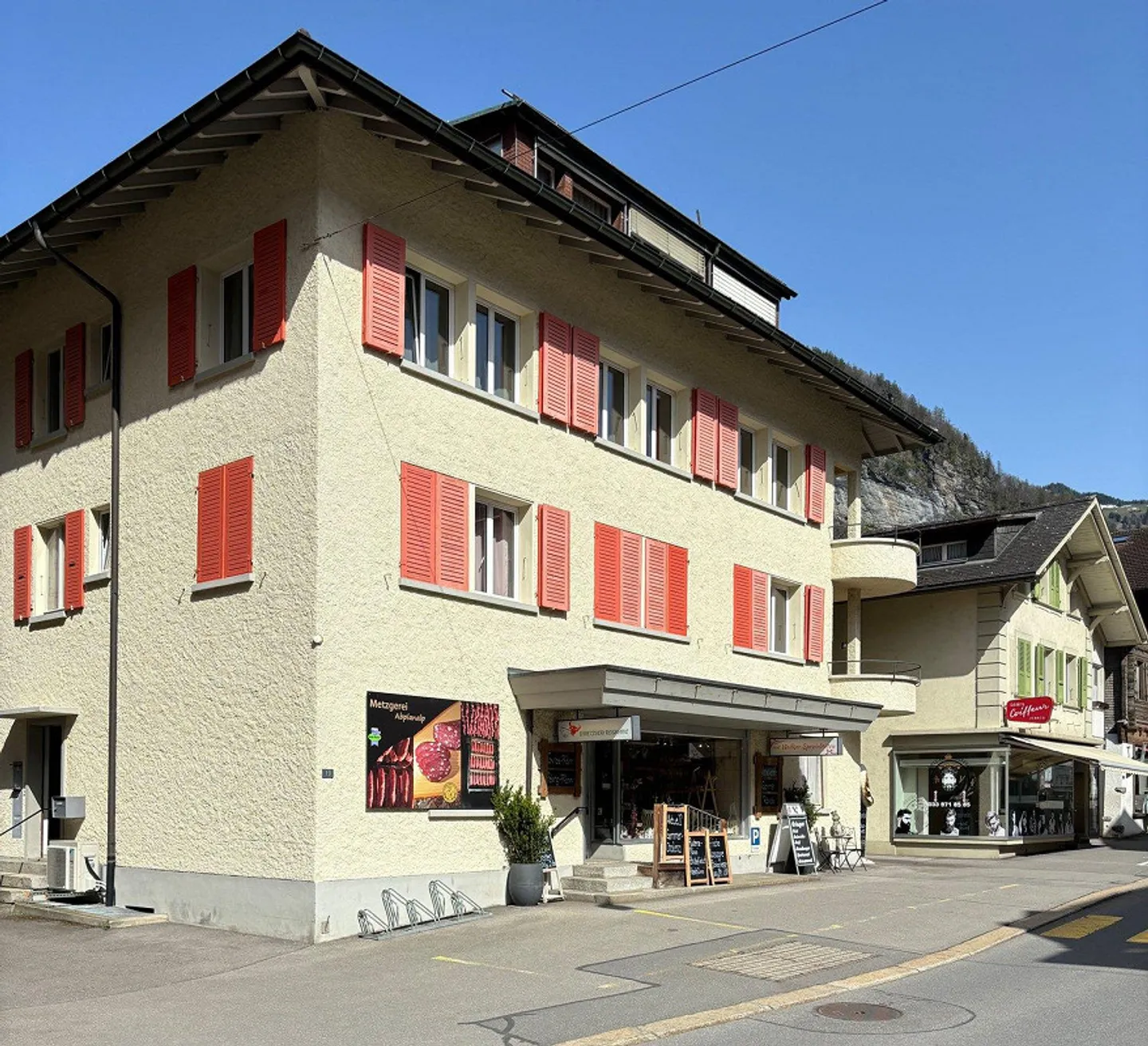 Mehrfamilienhaus in Meiringen - Foto 1 von 9