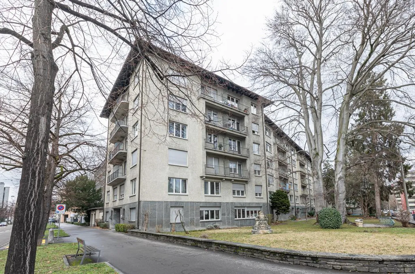 Luminoso appartamento di 2 stanze con 2 balconi vicino ad Aeschenplatz - Foto 1 di 8