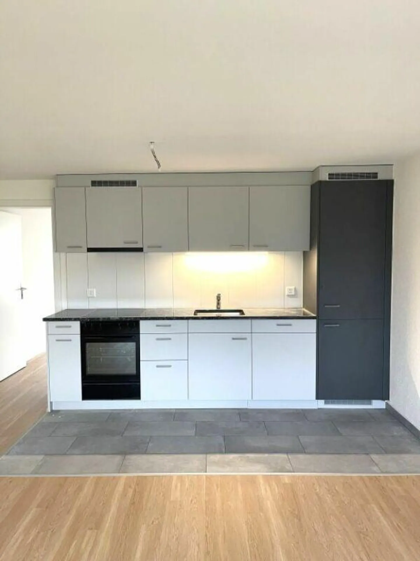 Appartement fraîchement rénové avec espace de sièges vert - Photo 1 sur 7