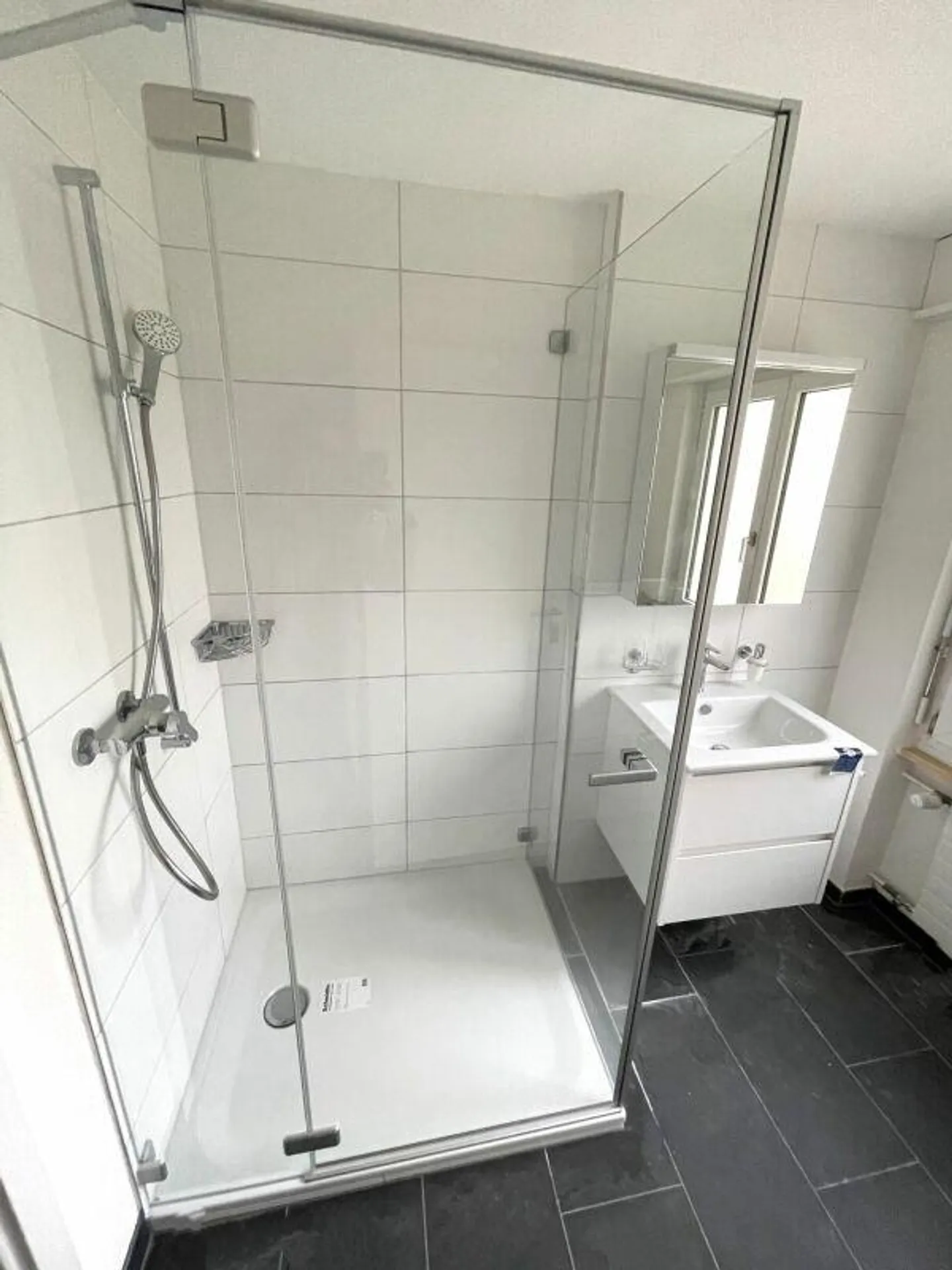 Appartement fraîchement rénové avec espace de sièges vert - Photo 2 sur 7