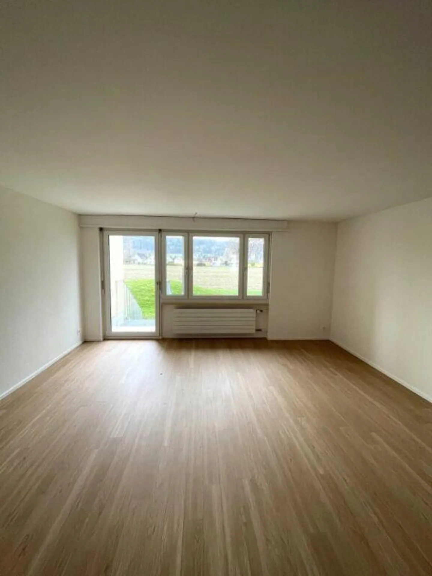 Appartement fraîchement rénové avec espace de sièges vert - Photo 3 sur 7