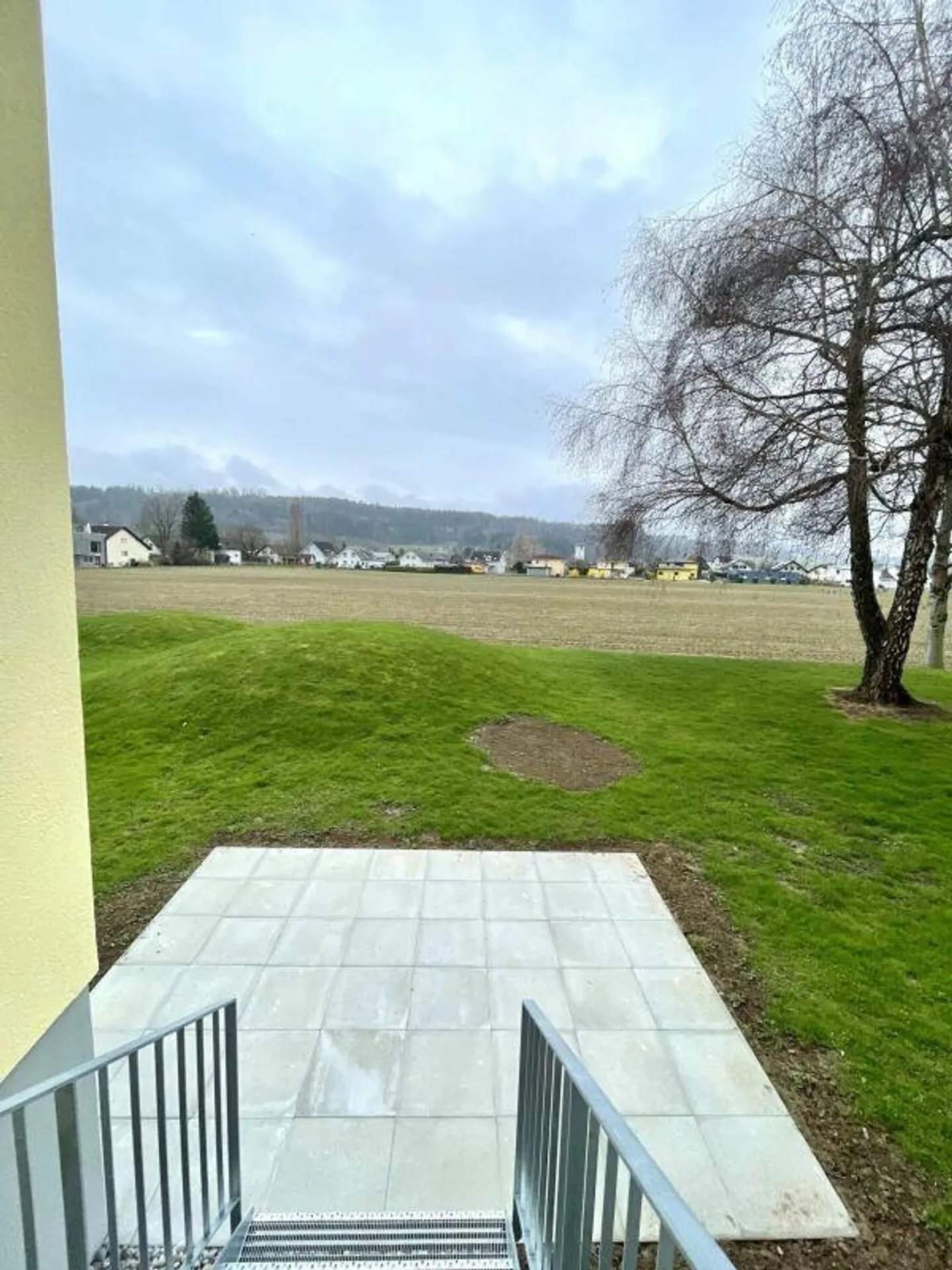 Appartement fraîchement rénové avec espace de sièges vert - Photo 6 sur 7