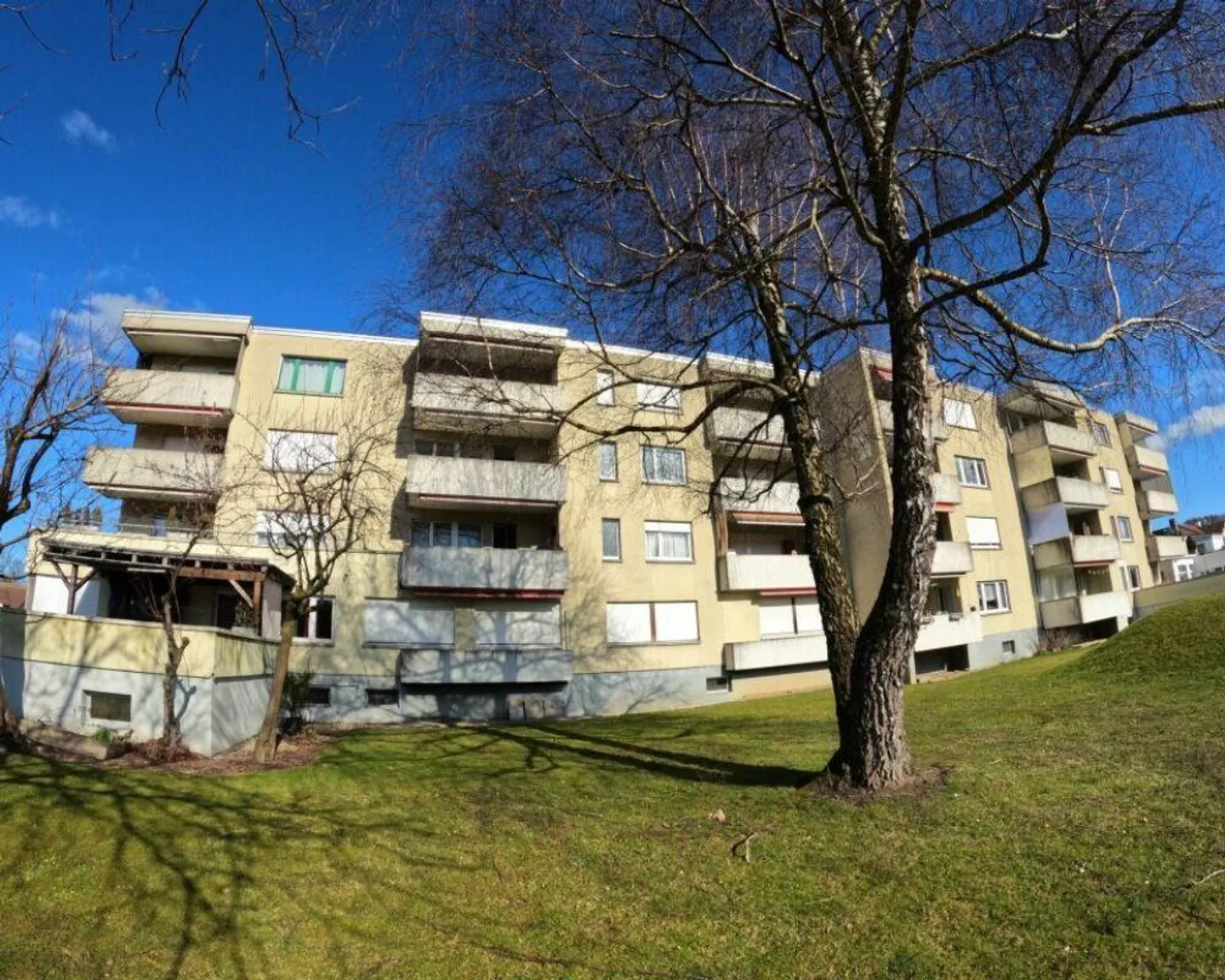 Appartement fraîchement rénové avec espace de sièges vert - Photo 7 sur 7