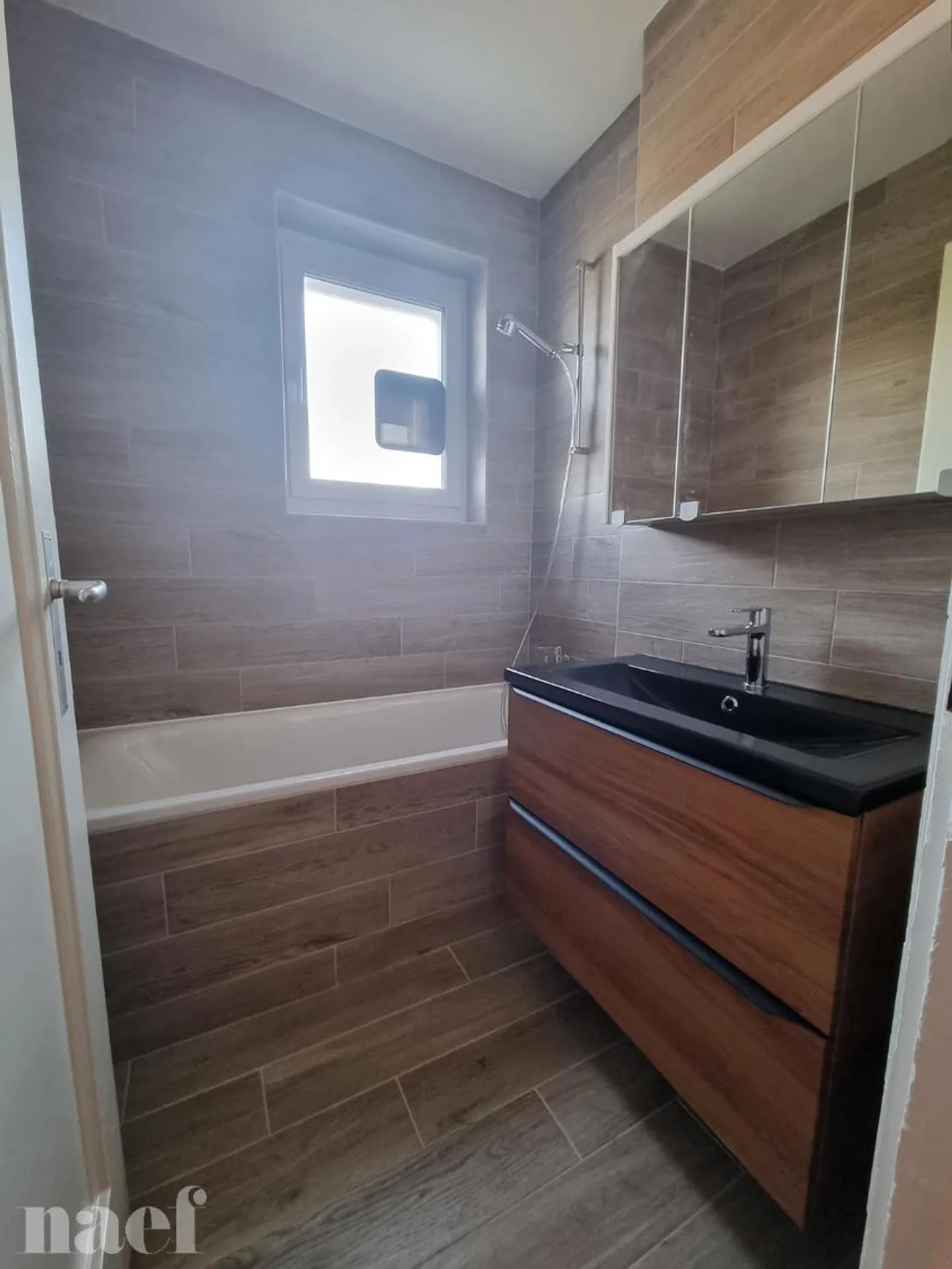 4 Zimmer kürzlich renoviert in der Nähe des Zentrums mit Balkon - Foto 10 von 13