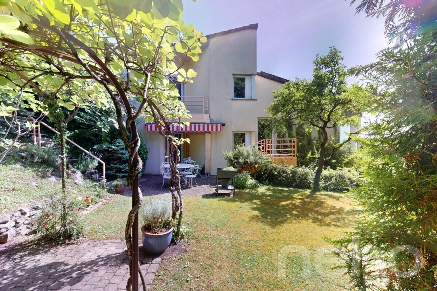 Casa familiare con due appartamenti e grande giardino paesaggistico - Foto 2 di 13