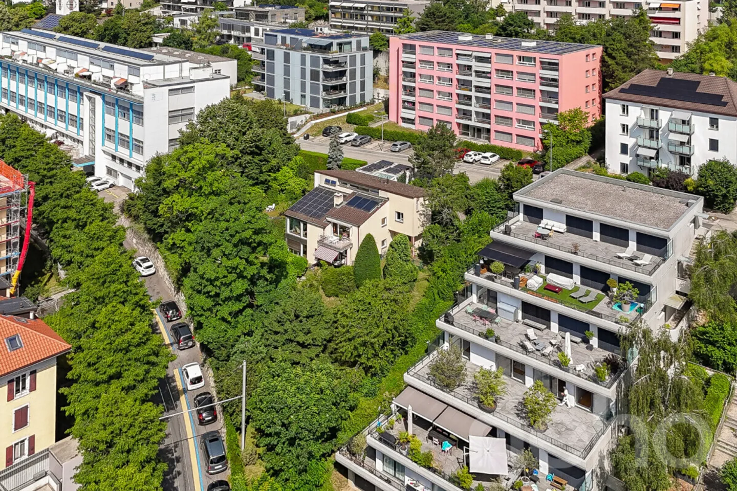 Casa familiare con due appartamenti e grande giardino paesaggistico - Foto 3 di 13