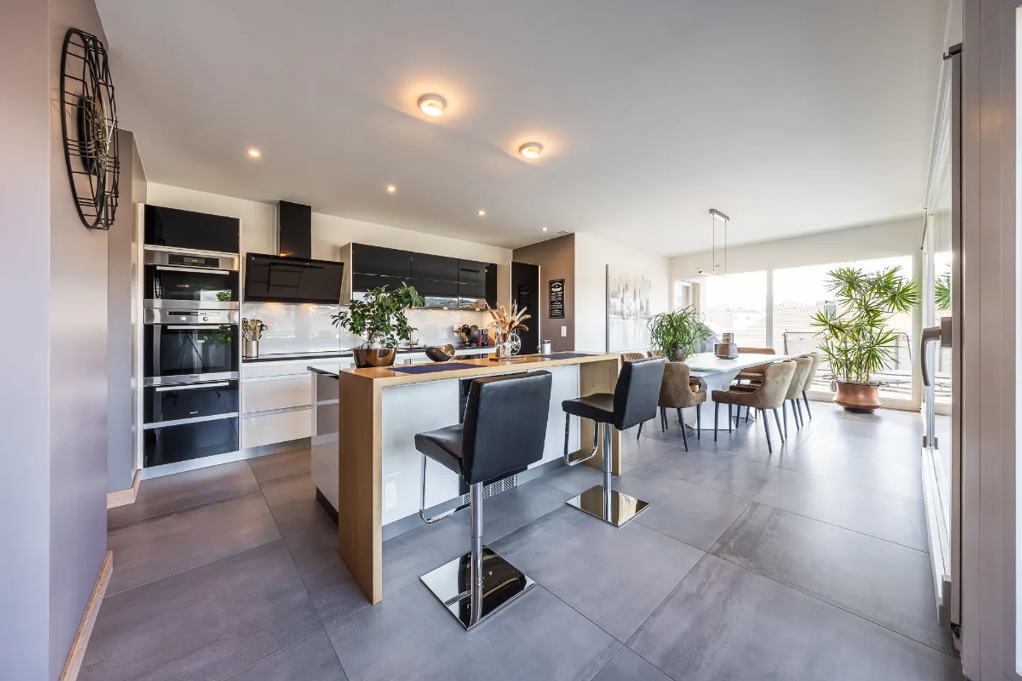 Exceptional penthouse: refinement, elegance, serenity, and panorama - Photo 8 of 13