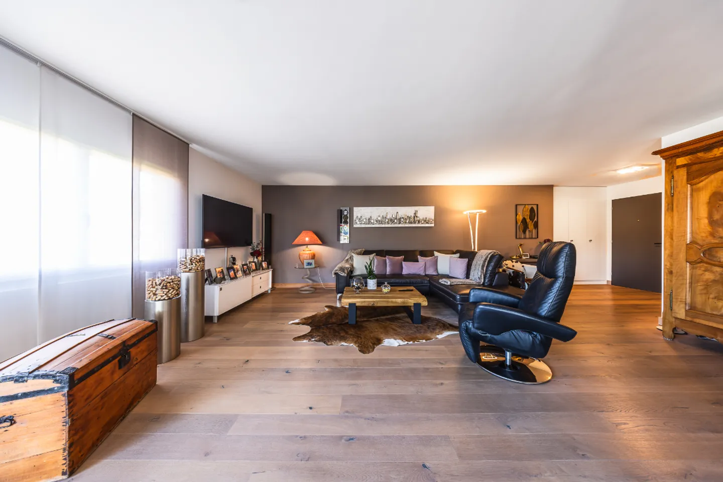 Exceptional penthouse: refinement, elegance, serenity, and panorama - Photo 9 of 13