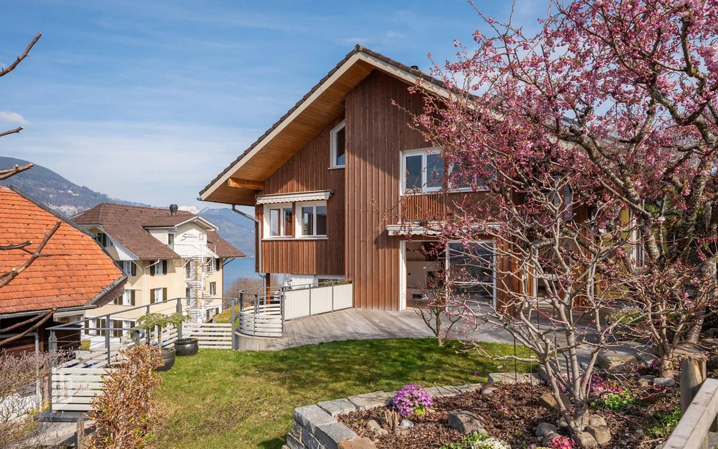 Charmantes Einfamilienhaus mit Seeblick - Foto 1 von 13