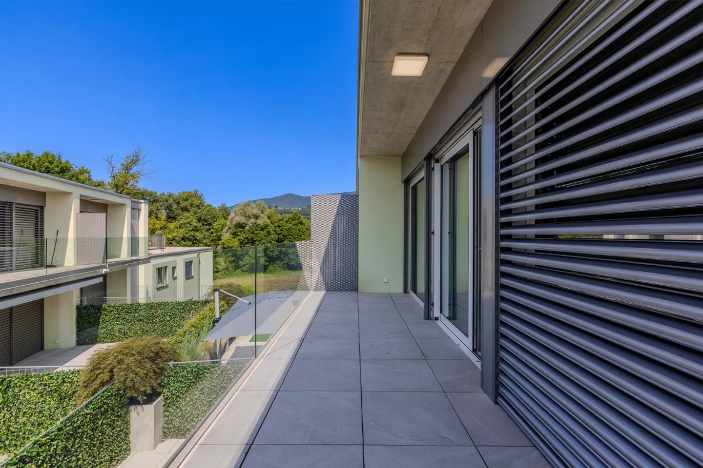 Bel et moderne appartement de 3,5 pièces avec terrasse à Genestrerio - Photo 7 sur 9