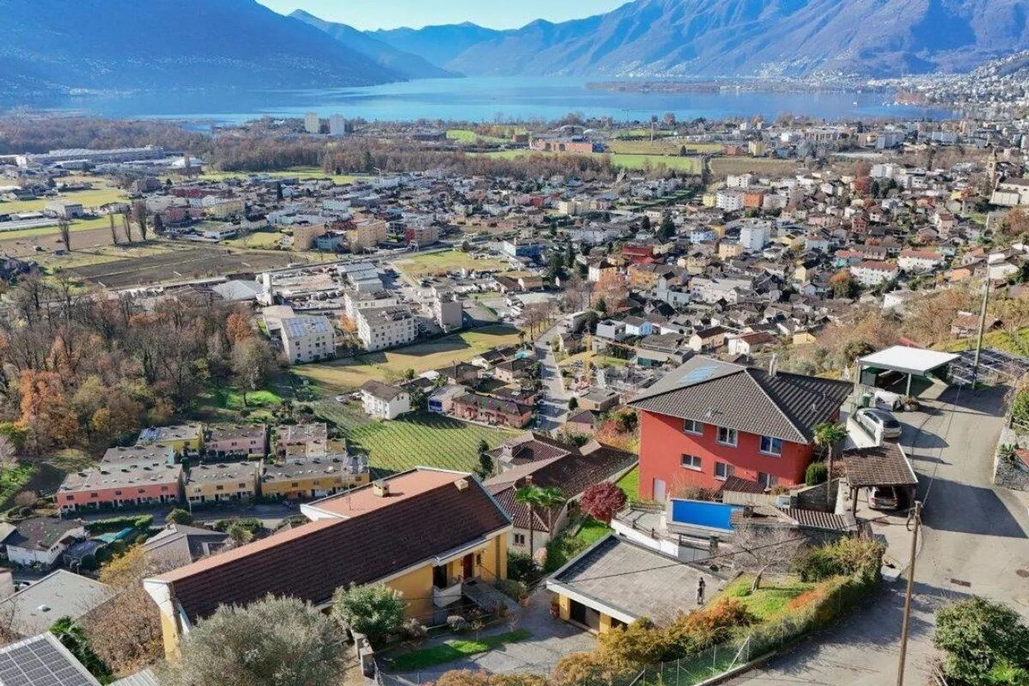 Mehrfamilienhaus mit 3 Wohnungen, Grundstück und traumhafter Weitsicht - Foto 4 von 14