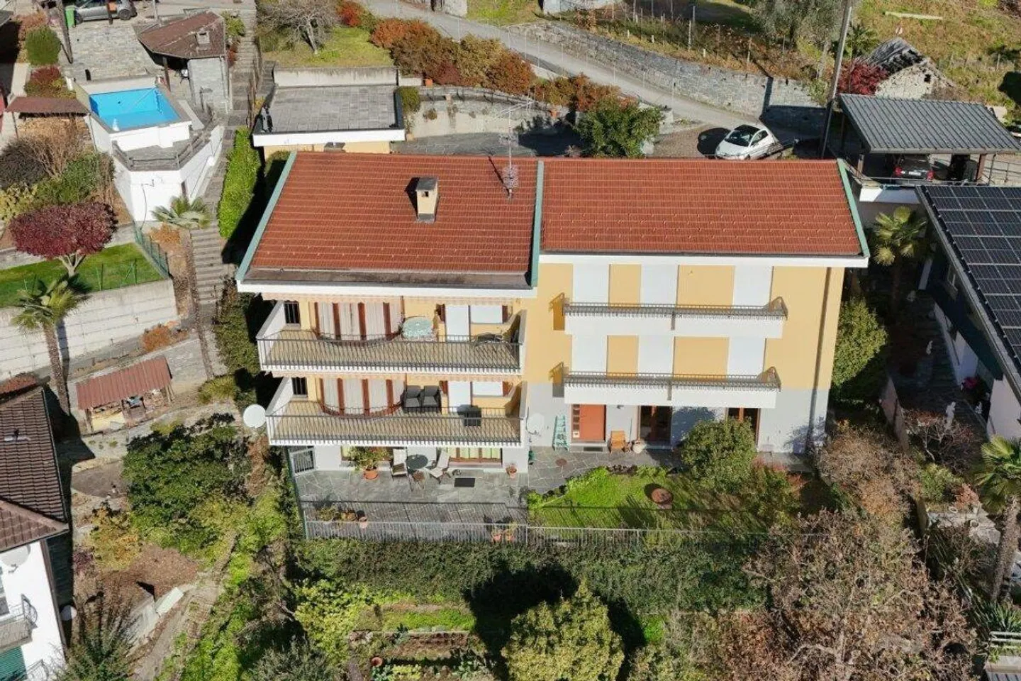 Mehrfamilienhaus mit 3 Wohnungen, Grundstück und traumhafter Weitsicht - Foto 2 von 14