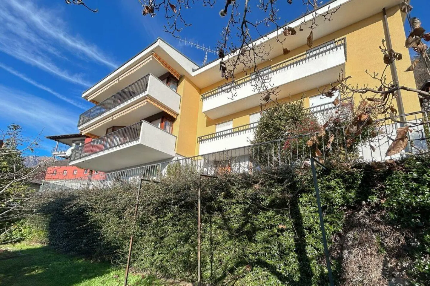 Mehrfamilienhaus mit 3 Wohnungen, Grundstück und traumhafter Weitsicht - Foto 3 von 14