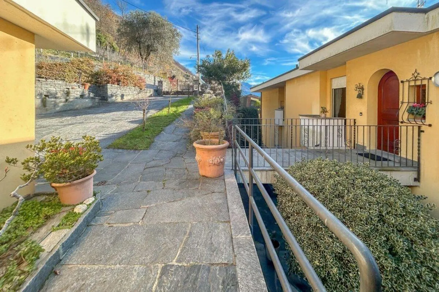 Mehrfamilienhaus mit 3 Wohnungen, Grundstück und traumhafter Weitsicht - Foto 10 von 14