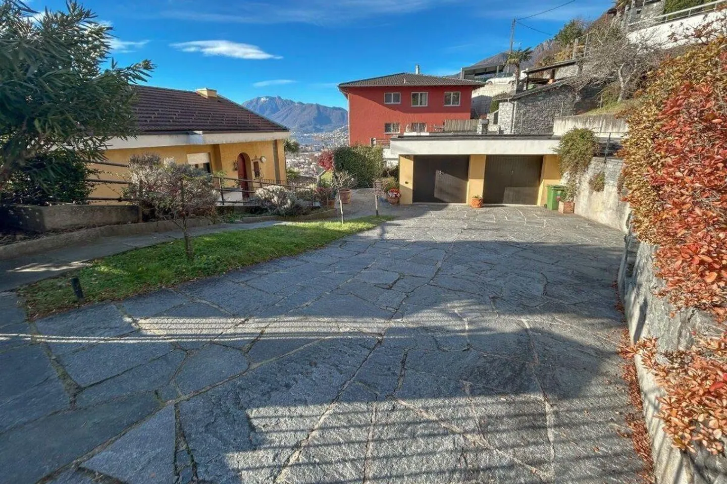 Mehrfamilienhaus mit 3 Wohnungen, Grundstück und traumhafter Weitsicht - Foto 8 von 14