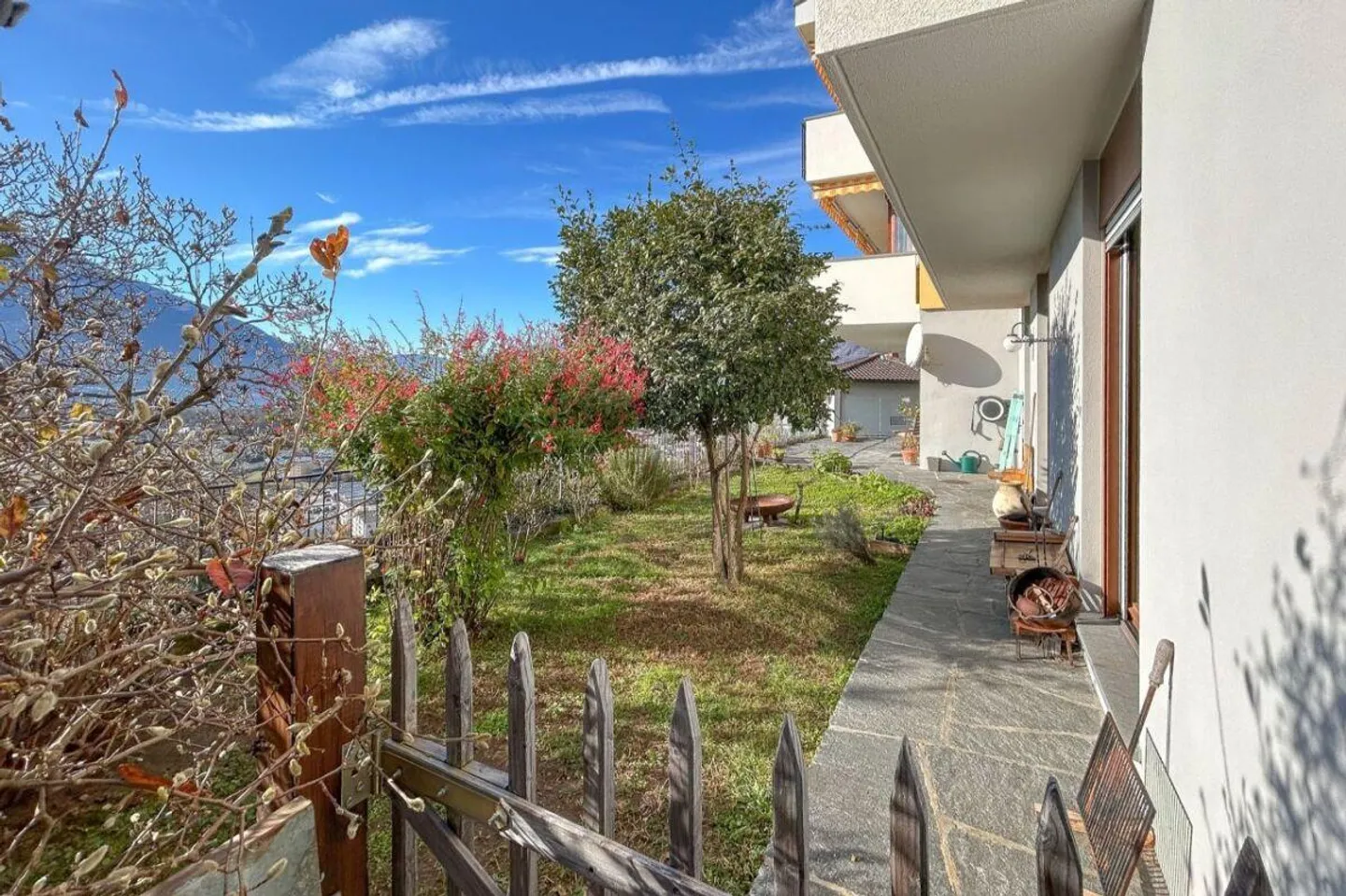 Mehrfamilienhaus mit 3 Wohnungen, Grundstück und traumhafter Weitsicht - Foto 9 von 14