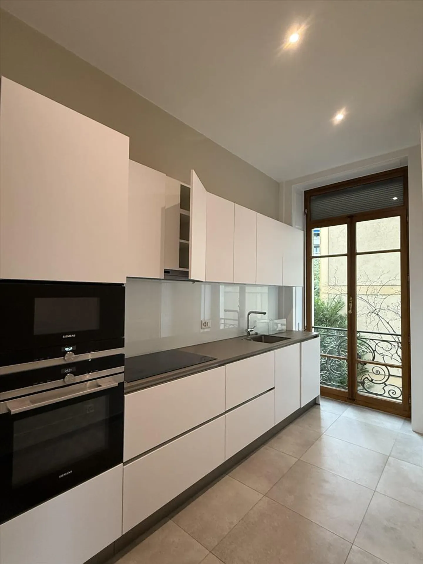 Bel objet d'environ 171m2 situé au 1er étage, en plein coeur du Quartier de Cham - Photo 2 sur 7