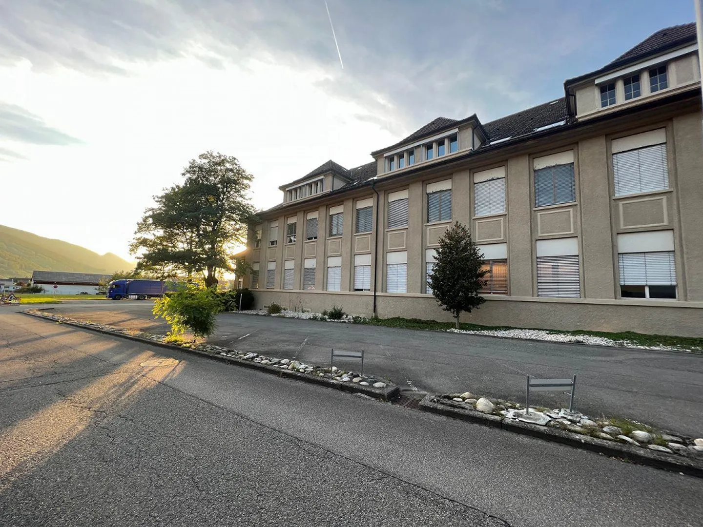 Espaces commerciaux, de stockage et de bureau à louer à partir de 30m2 - Photo 1 sur 9