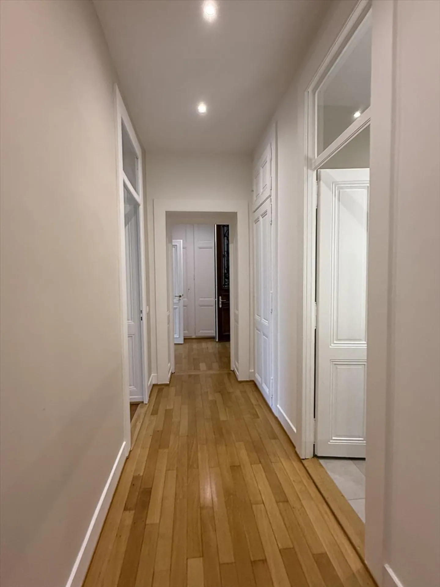 Bel objet d'environ 171m2 situé au 1er étage, en plein coeur du Quartier de Cham - Photo 3 sur 7