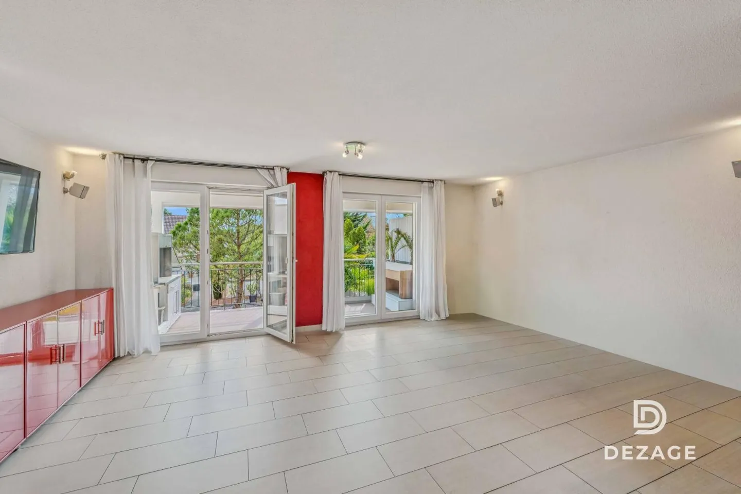 Bright duplex just steps from urban centers - Photo 5 of 13