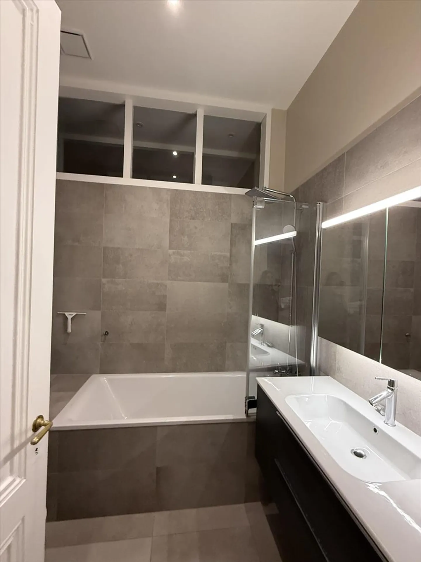 Bel objet d'environ 171m2 situé au 1er étage, en plein coeur du Quartier de Cham - Photo 6 sur 7