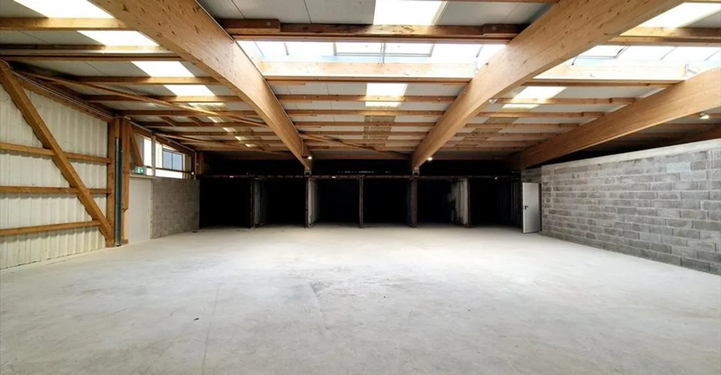 Mixed-use building for rent - Photo 5 of 5