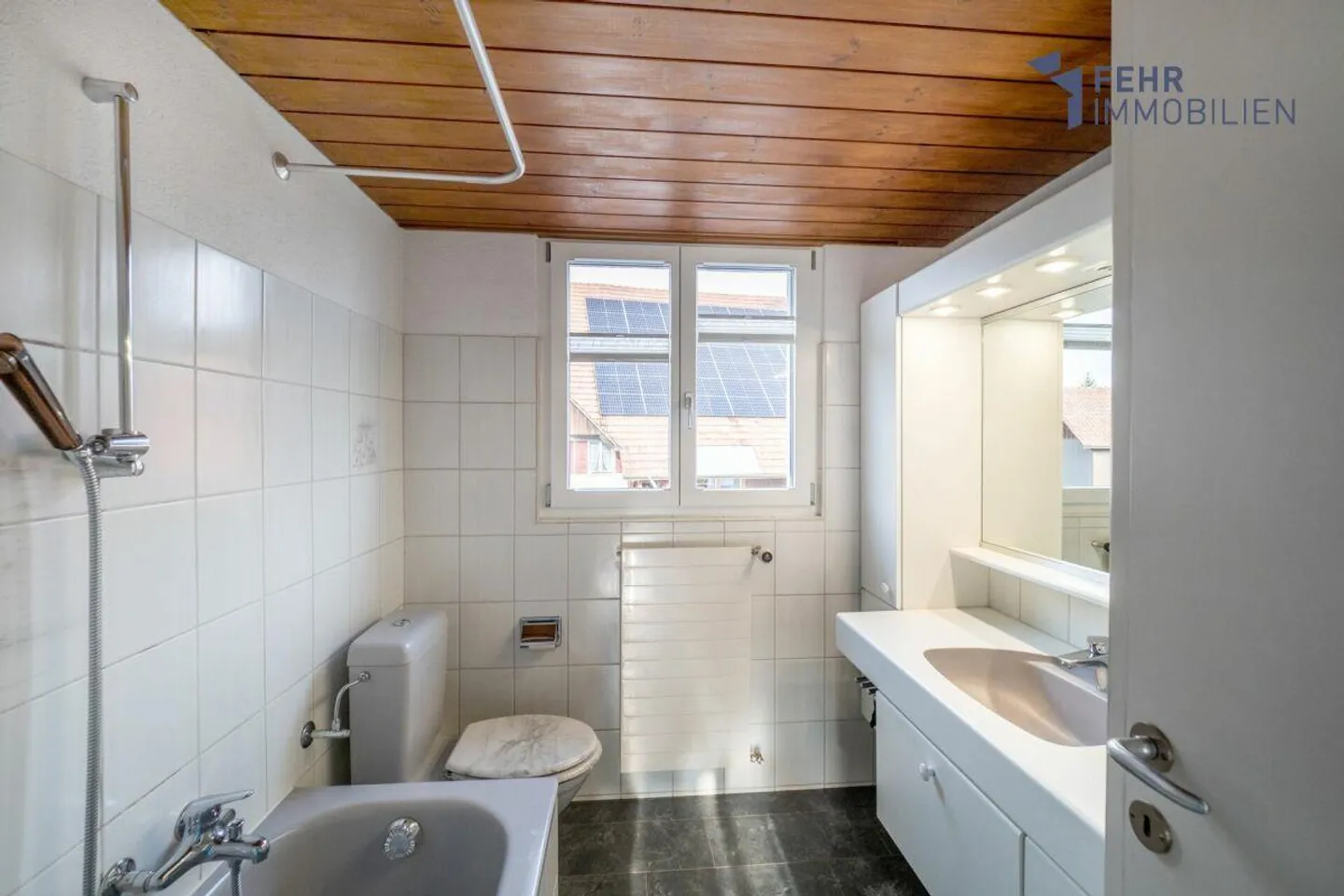 Fehr Real Estate - Detached 6½-Room Single-Family House - Photo 9 of 13